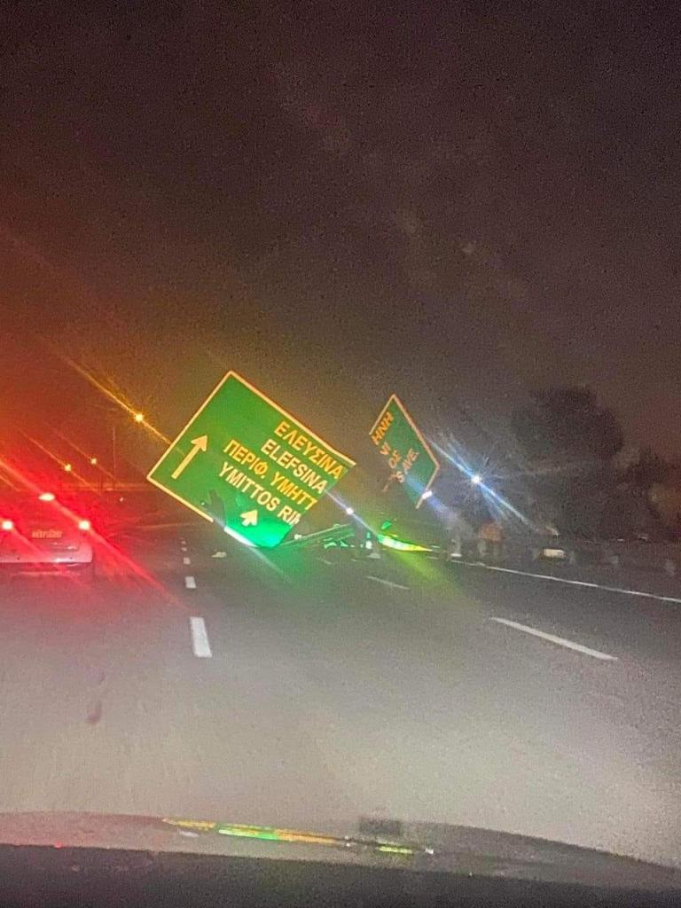 Νταλίκα κομμάτιασε πινακίδα στην Αττική Οδό 